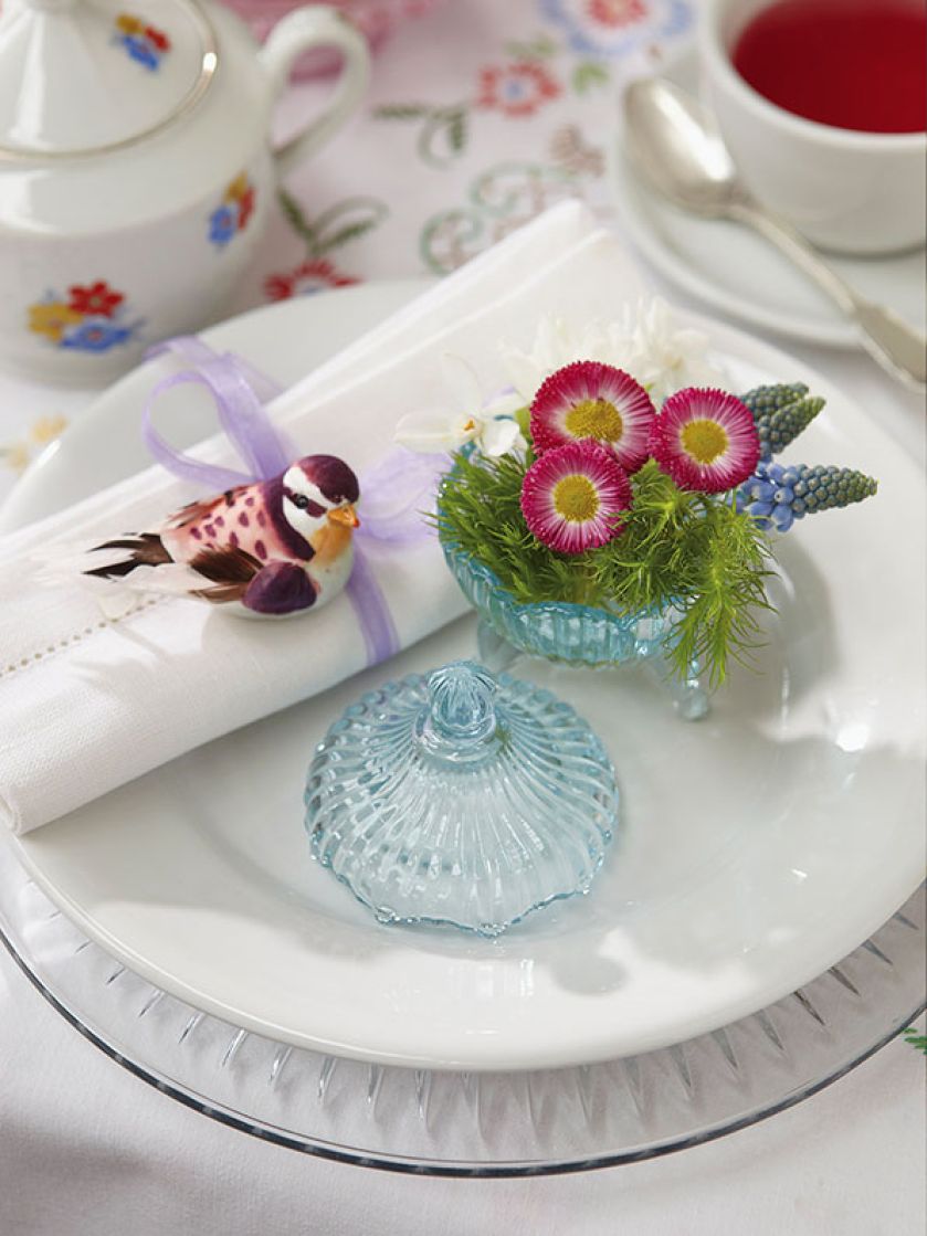 Świeże bukieciki na talerzu to miły gest ze strony gospodarza domu.