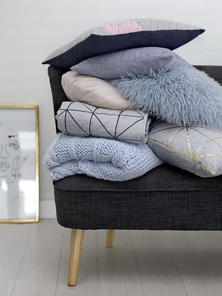 Za pomocą szarości stworzymy przestrzeń, która ukoi i zrelaksuje. Choć to kolor stonowany i zimy, dzięki dodatkom w postaci