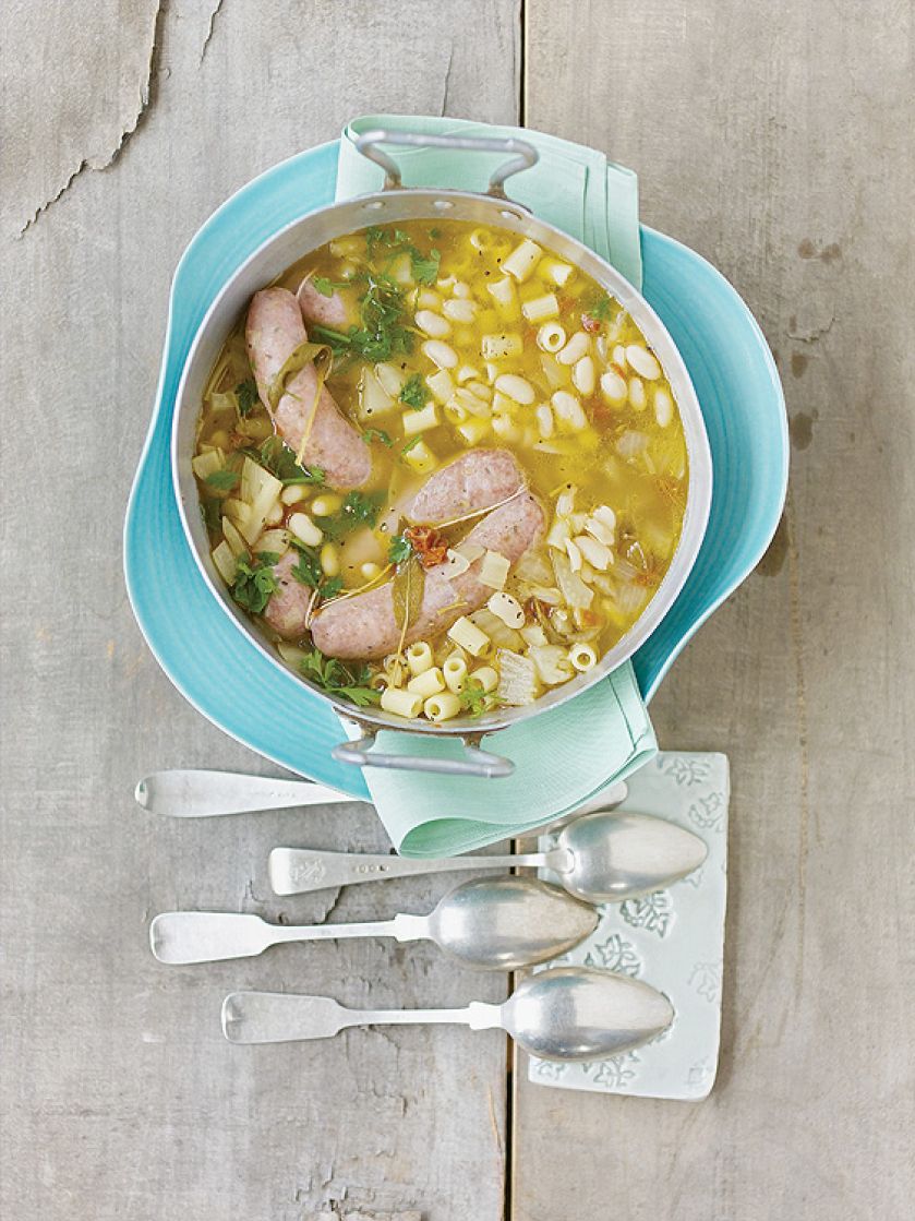 Zupa z makaronem i białą kiełbasą. Zioła dodają smaku