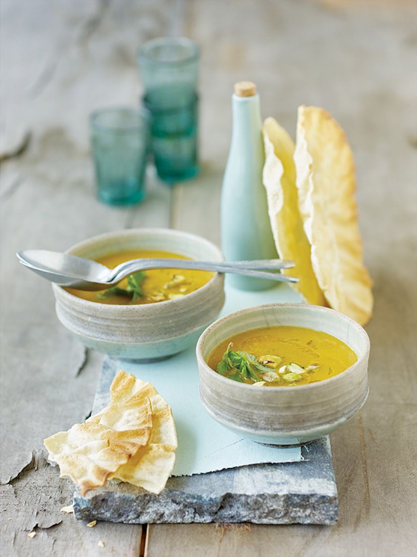 Zupa z marchewki z curry. Zioła dodają smaku