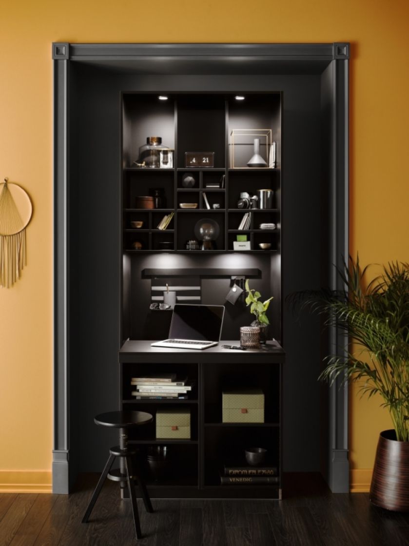 regał z biurkiem w kuchni