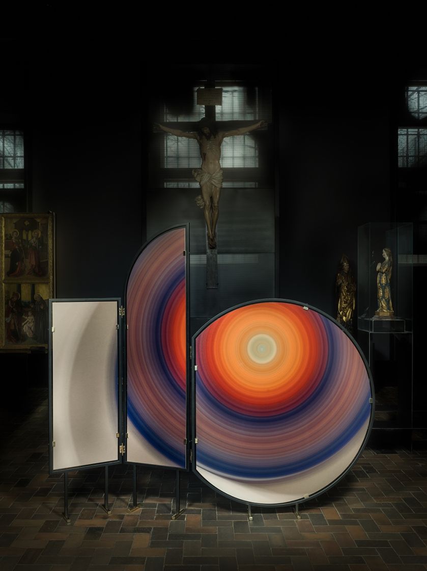 Parawan projektu Mood Works z pracą Bownika