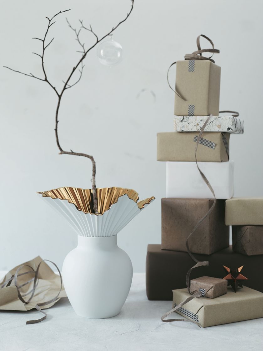 FALDA. Wazon z białej porcelany ozdobiony złotym kołnierzem. Sebastian Herkner dla Studio Line, Rosenthal