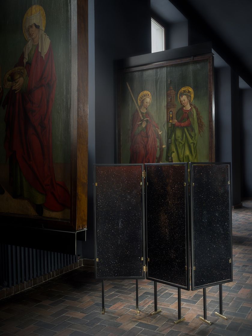 Parawan z pracą Nicolasa Grospierre a