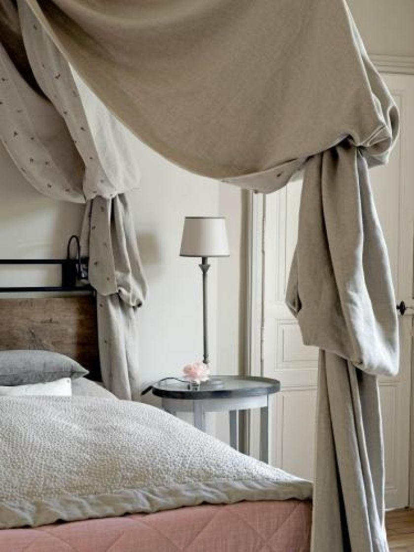 Apartament Gustavienne. Wygodne łoże ozdobione jest haftowanym lnem.