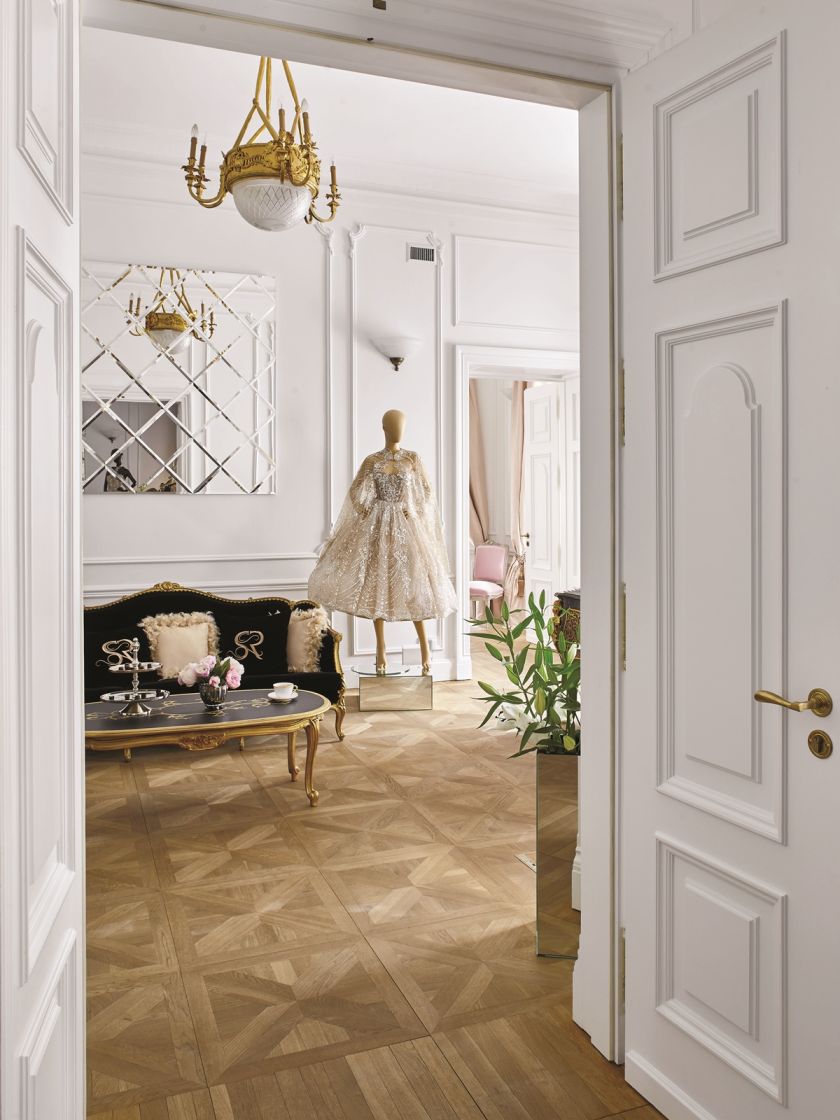 Zakupy w atelier są nietypowe, jakbyśmy byli w Paryżu. Suknie wiszą na eleganckich wieszakach z monogramem projektantki.