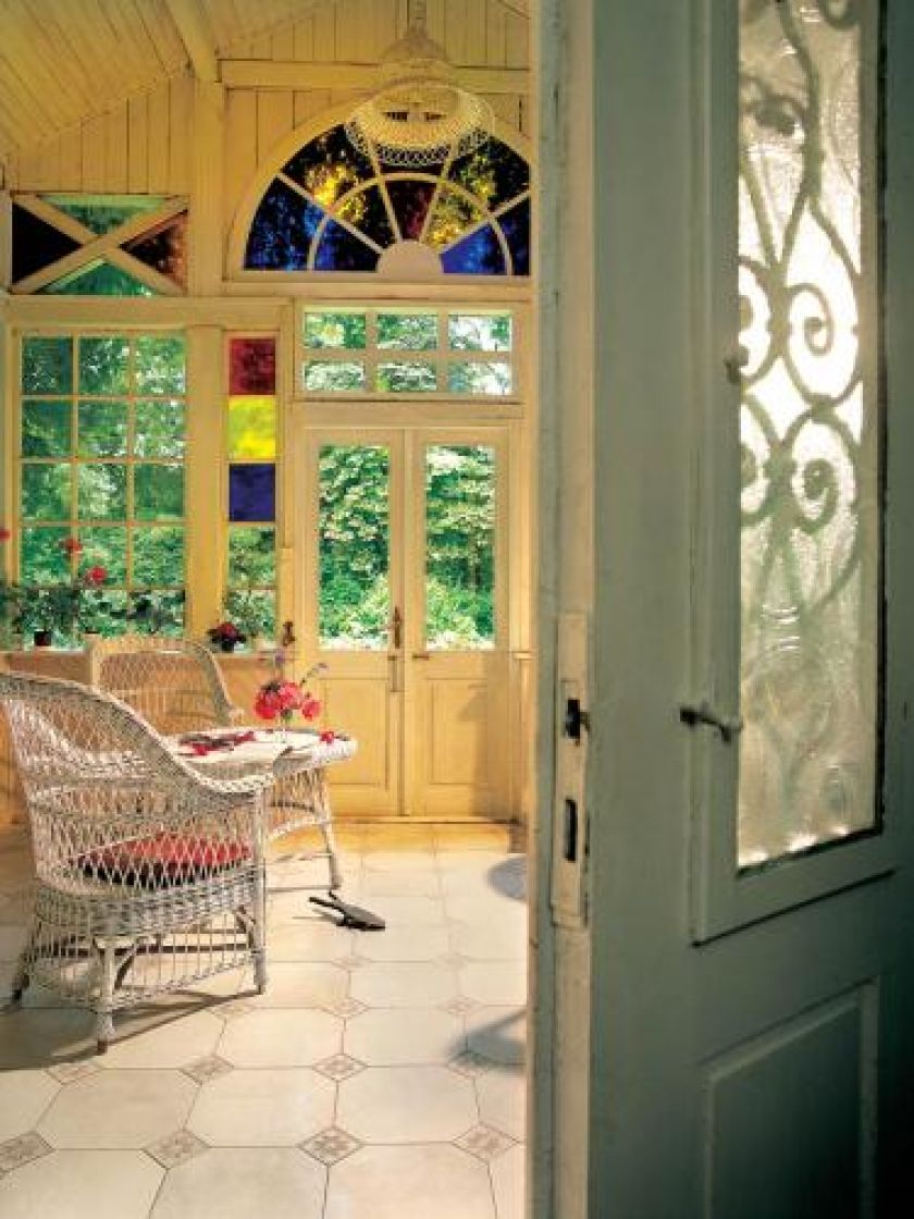 Ażurowe wiklinowe meble, wzorowane na przedwojennych.