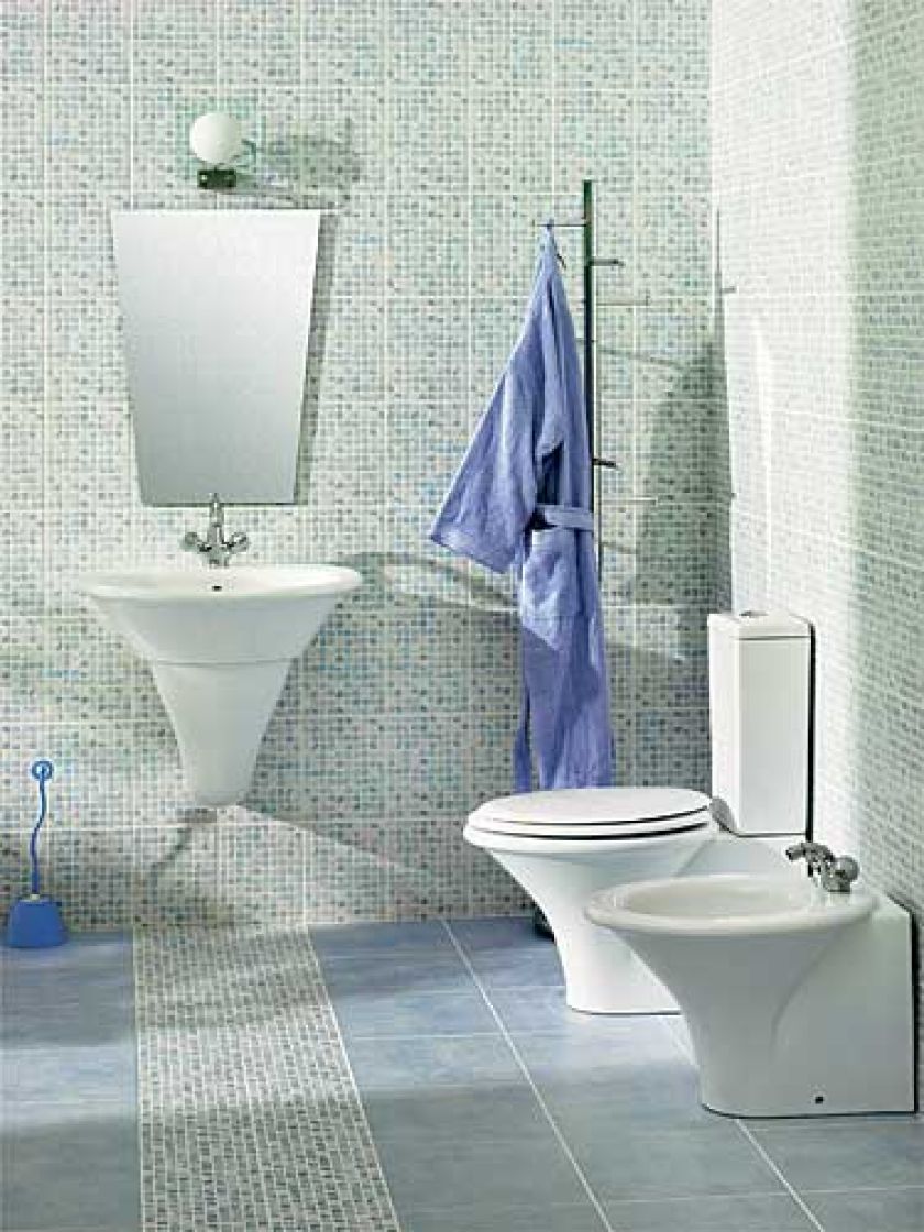 Biel ceramiki podkreślają błękitne kafelki. Umywalka Fontana - 289 zł. Za bidet z tej samej kolekcji zapłacimy 249 zł,