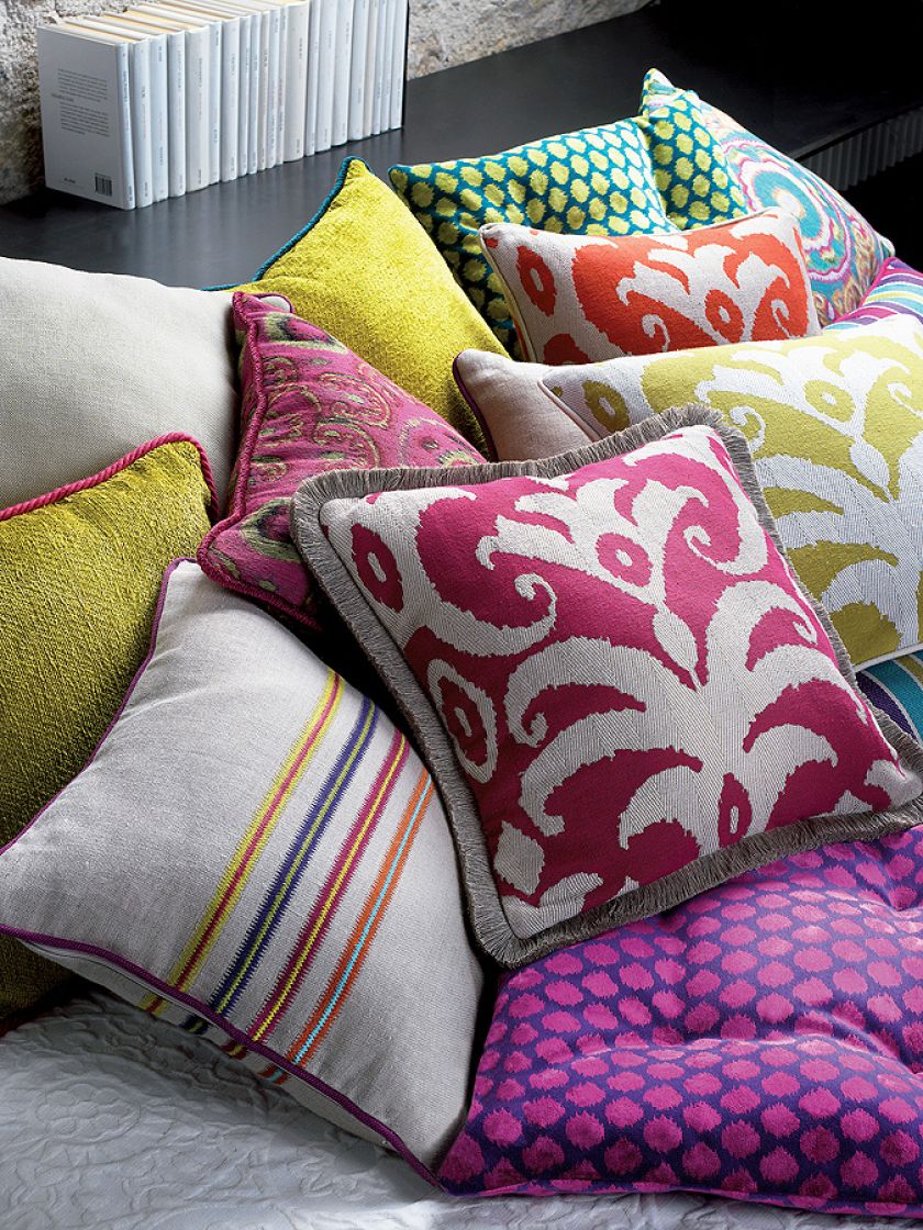 Modne tkaniny w oknach, na stole i kanapie