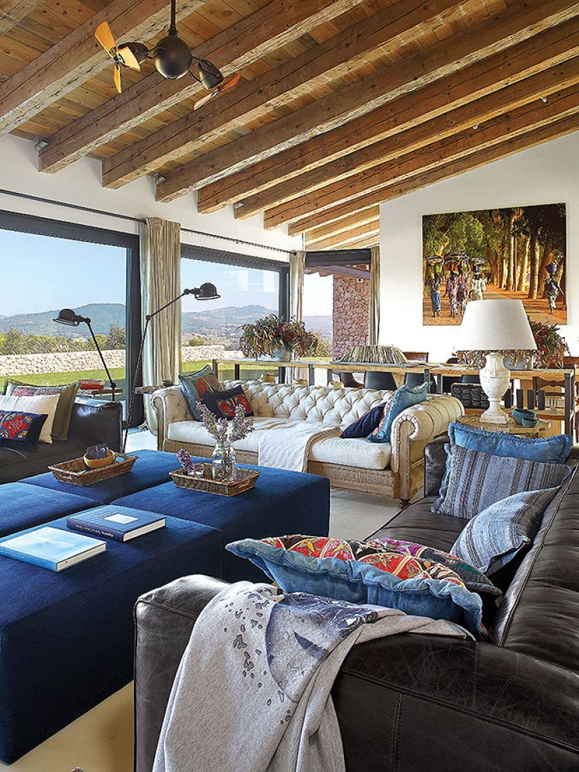 Cały dom urządzony jest w bardzo wysmakowanym stylu eklektycznym.