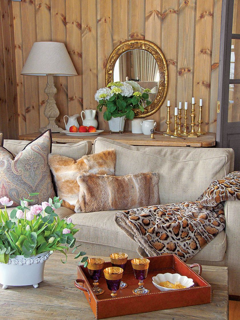 Ciepły klimat nadają wnętrzu mięsiste tkaniny i mnóstwo drewna.