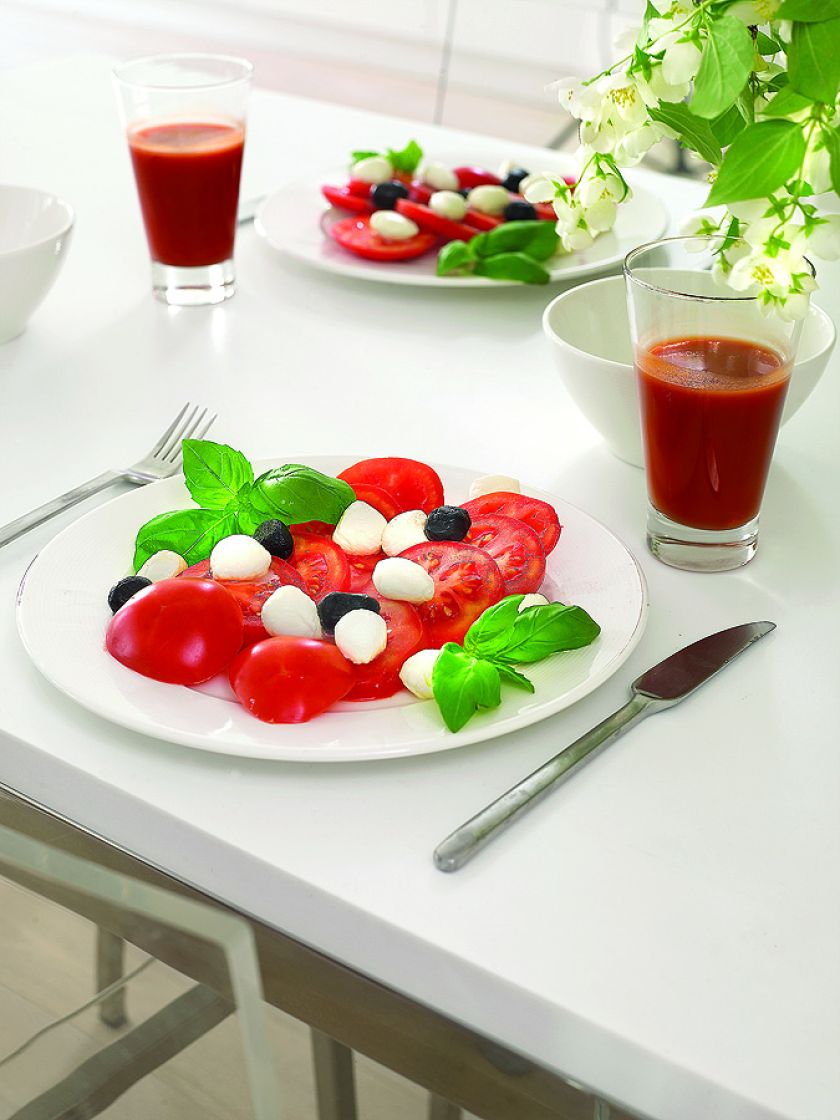 Czerwone akcenty, również na talerzu.