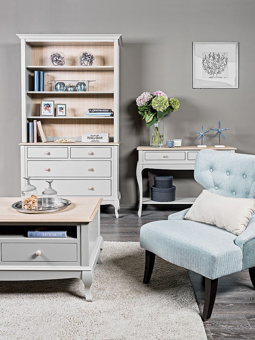 Dębowe meble z kolekcji Avignon mogą być wykończone w kolorze szarym, kremowym czy antycznej bieli, ceny: konsola, 1585 zł