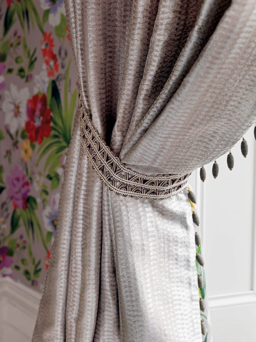 Dekoracje okien: chwosty, pasmanterie i ozobne karnisze