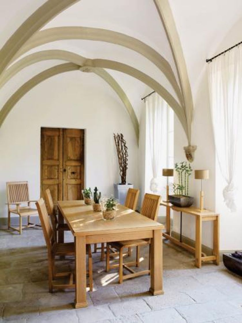 Do jadalni powinniśmy wybierać jasne kolory i drewniane meble. ARKA MEBLE