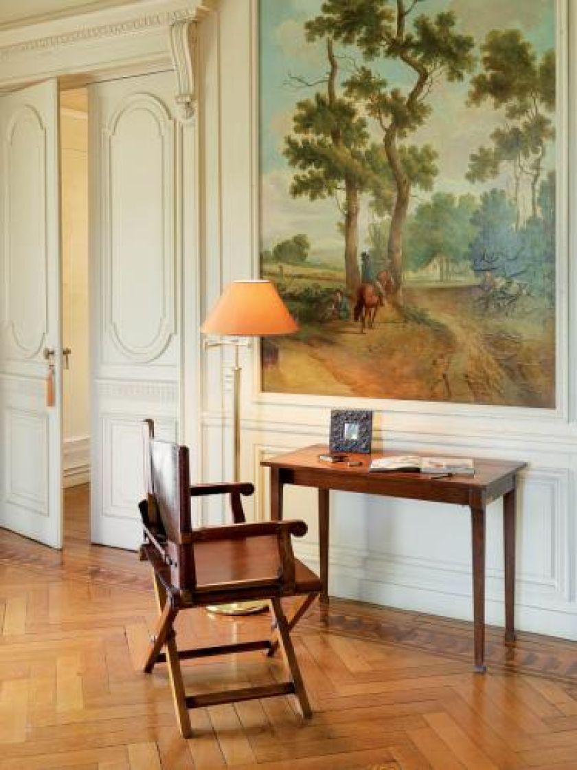 Do kompletu reżyserskie krzesło ze skórzanym siedziskiem. GRANGE