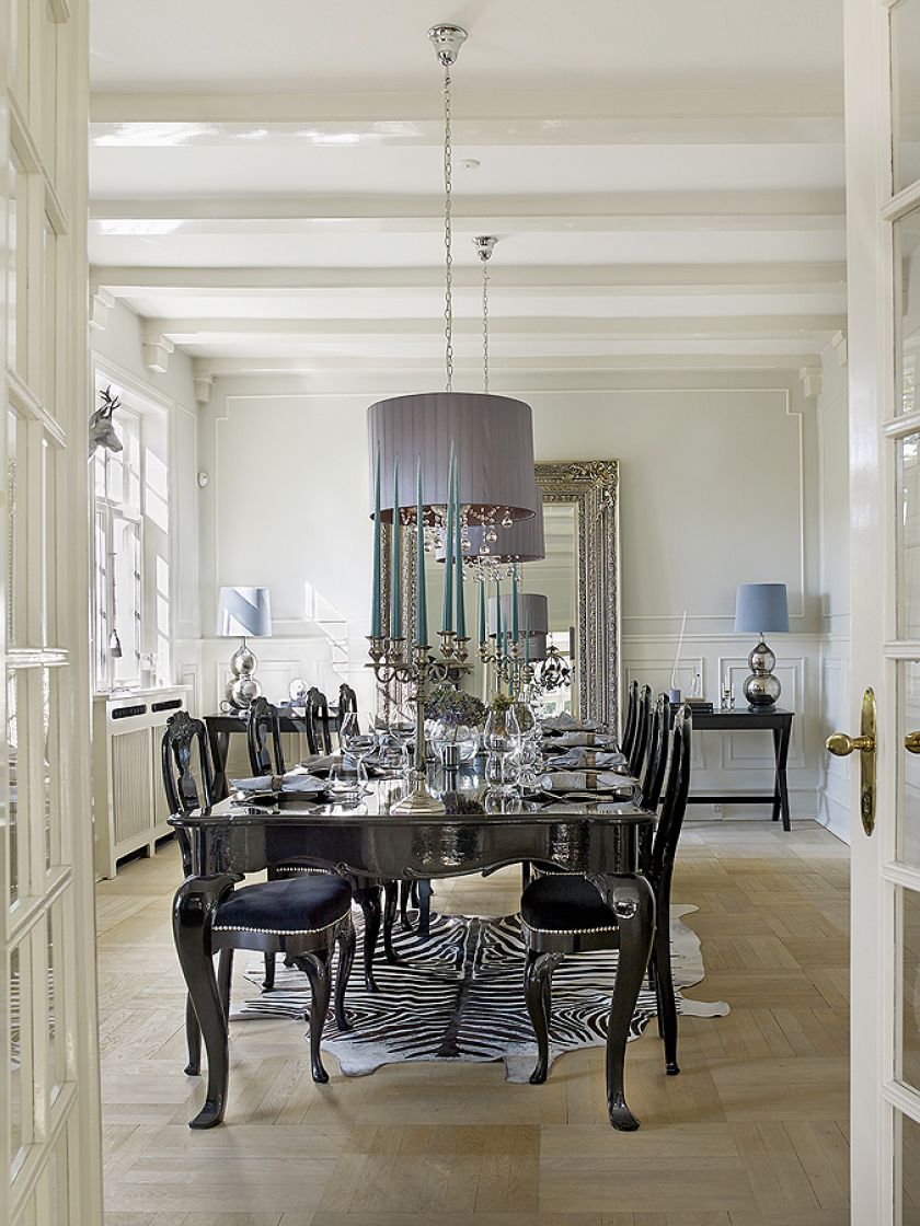 Duży stół rodzinny z krzesłami. Skandynawski dom w stylu glamour