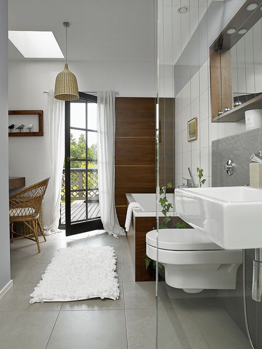 Łazienka z tarasem i zieloną ścianką z panących się po drutach bluszczy Hedera Helix.