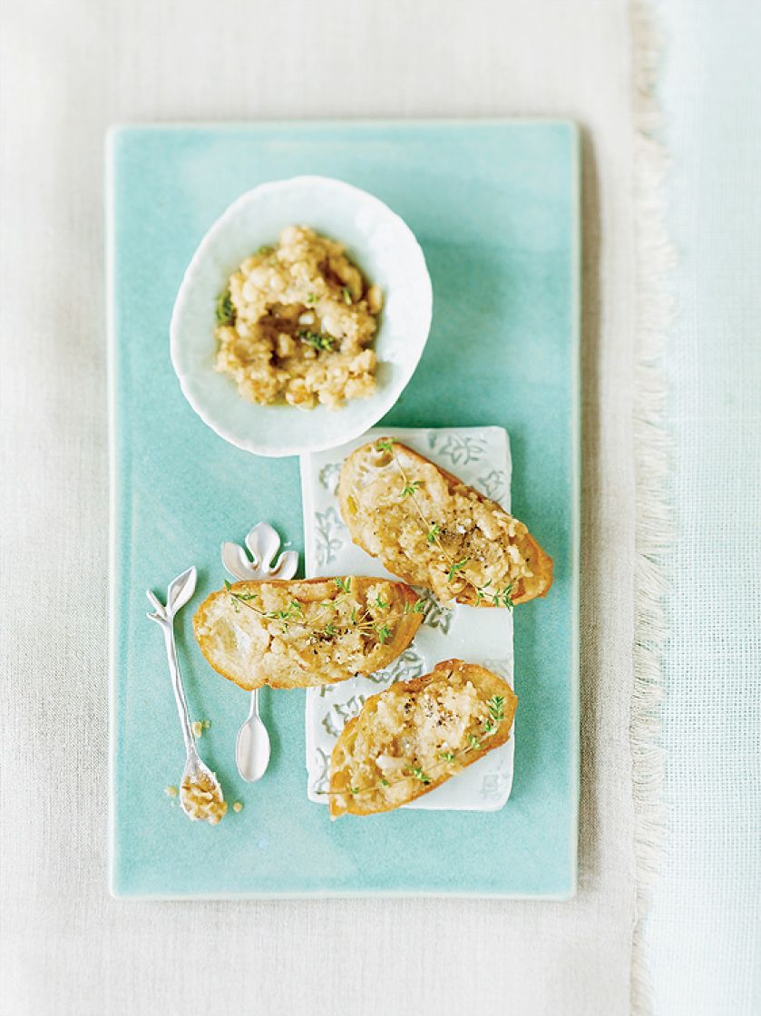 Fasolowo-ziołowe puree z bagietką. Zioła dodają smaku