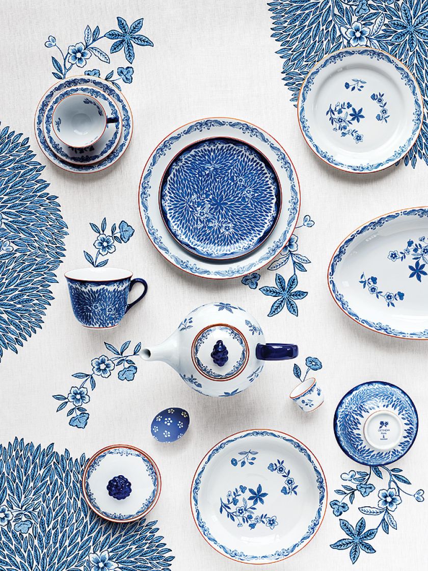 Hit sezonu. Stół z zastawą w kolerze niebieskim.