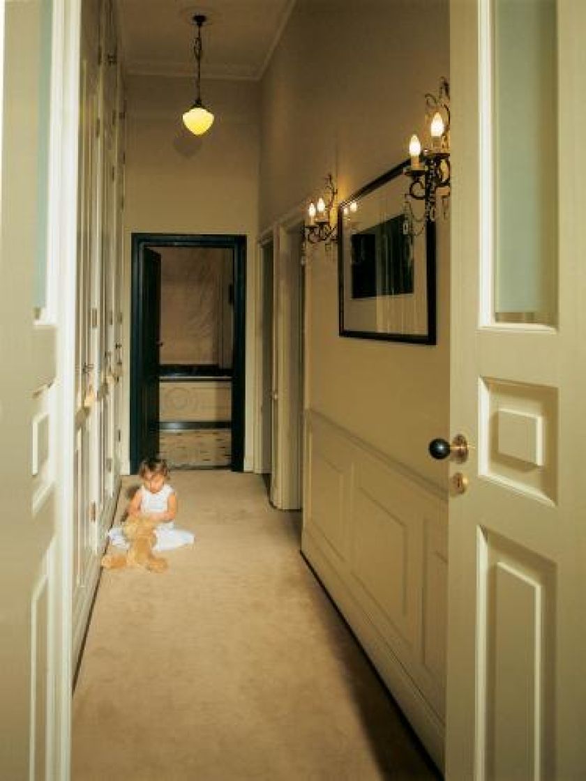 Hol w jasnej kolorystyce. Tak mieszkają amatorzy antyków