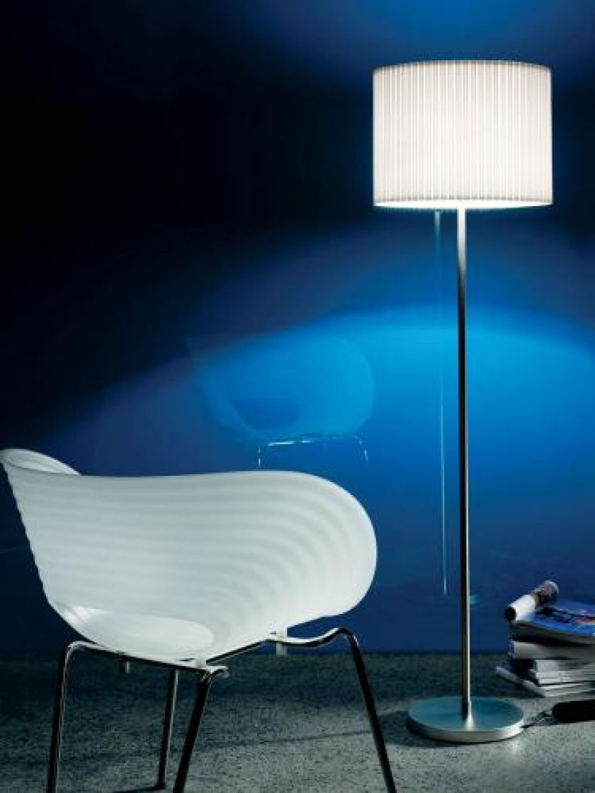 Ikar: klosz z plisety, podstawa metalowa. Cena – 893 zł netto. LIRA