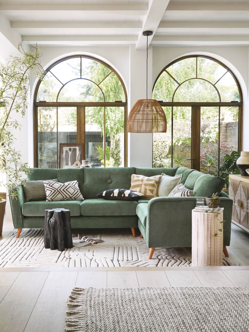 jasny dywan przy ciemnej sofie