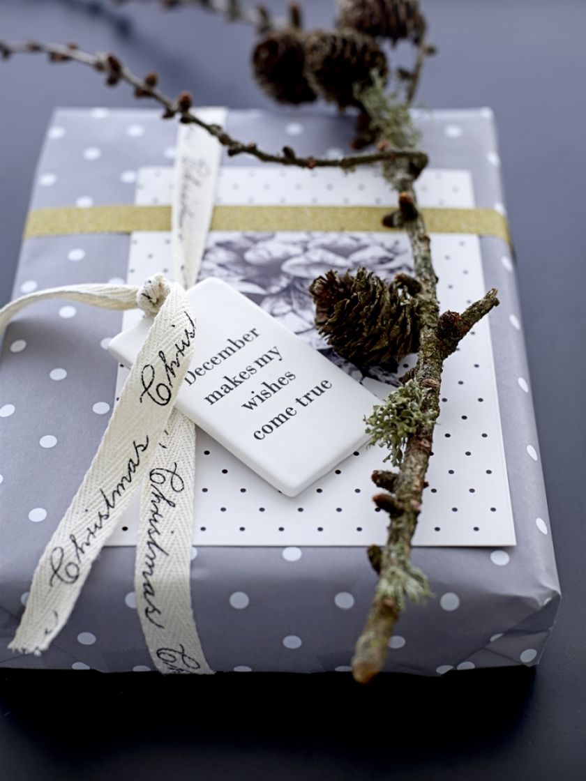 Prezenty naturalnie ozdobią jemioła, cynamon, szyszki i gałązki.