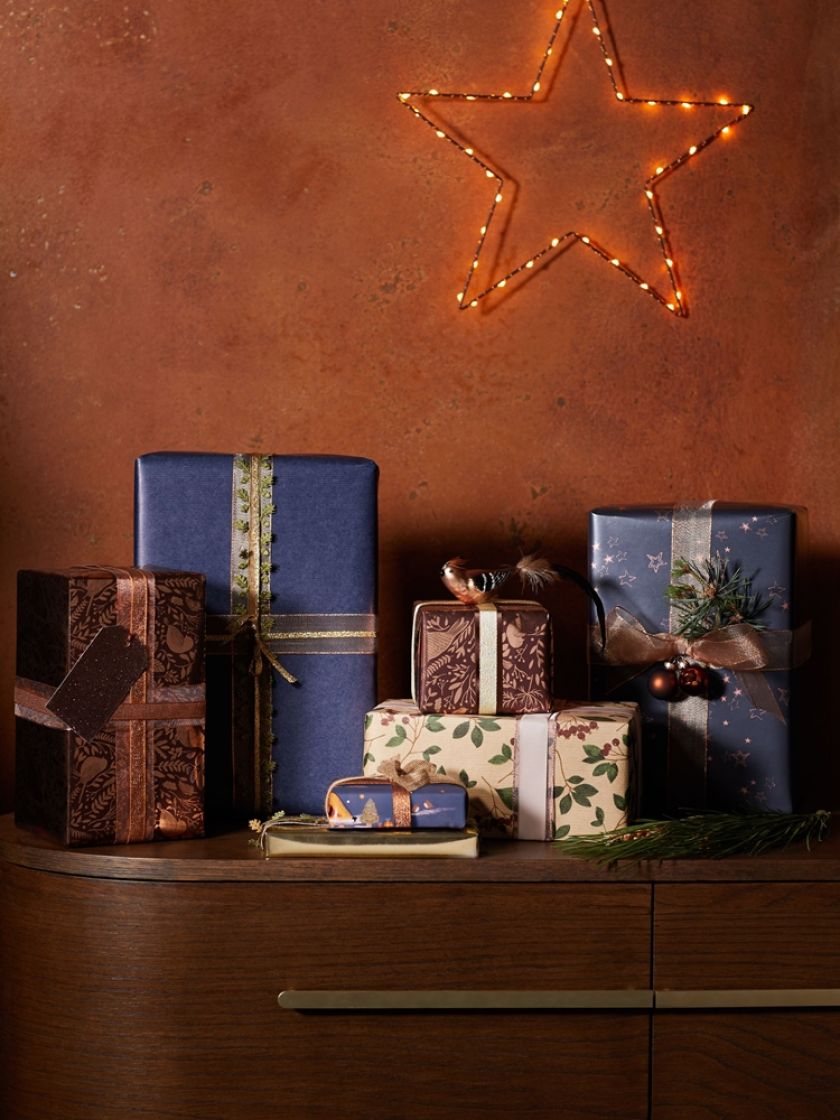 Efektowne pakowanie prezentów: papier ozdobny przewiąż elegancką wstążką lub atłasową tasiemką.