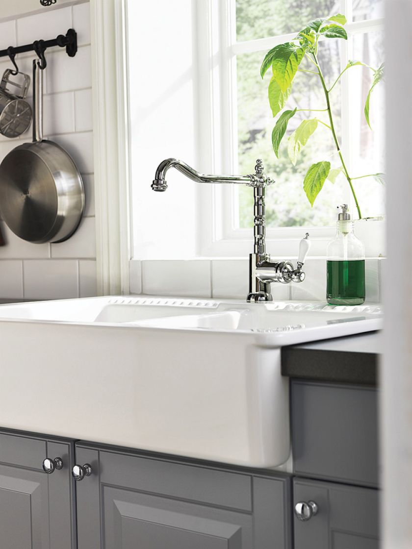 Klasyczna skandynawska kuchnia z ceramicznym zlewem i baterią Elverdam za 299 zł. Pasuje do niej