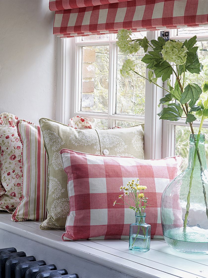 Kolekcja Genevieve, roleta i poducha Old Rose, kolejne: Harriet Sage, Belle Old Rose, Maude Old Rose – bawełna drukowana,