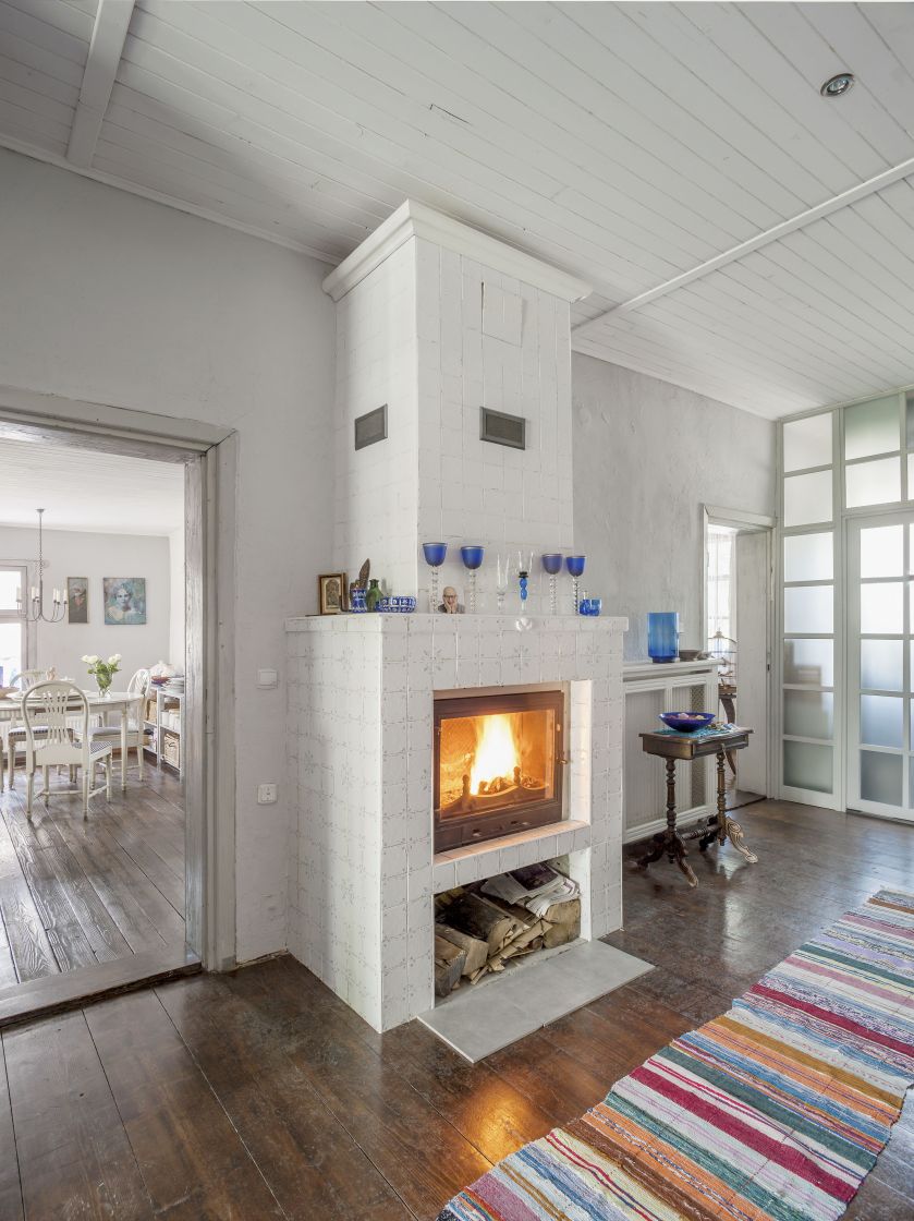 Kominek ogrzewa cały dom. Zrobiła go firma Ekar-term z pobliskiej Choczni. Sznurkowy chodnik, kupiony z metra na bazarku w