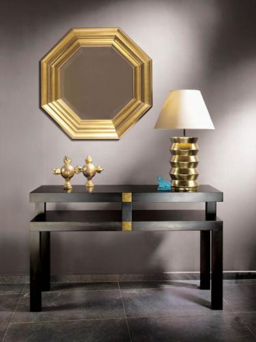 Konsola z drewna bukowego barwiona na czarno i złoto (700 zł), lustro venice – 990 zł, lampa mexico – 900 zł. ART AT HOME