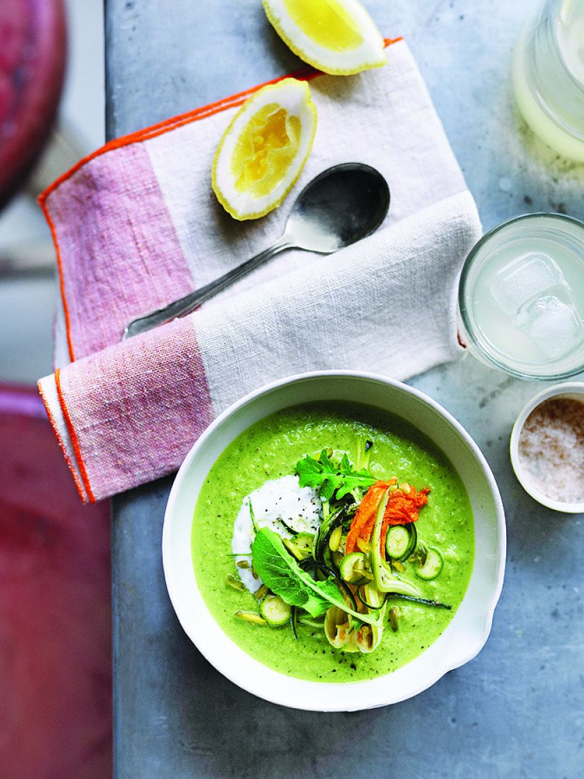 Krem z surowej cukinii z pistacjami.