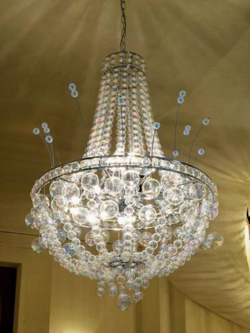 Kryształowy żyrandol... z czułkami. Luksus, wyobraźnia i wygoda