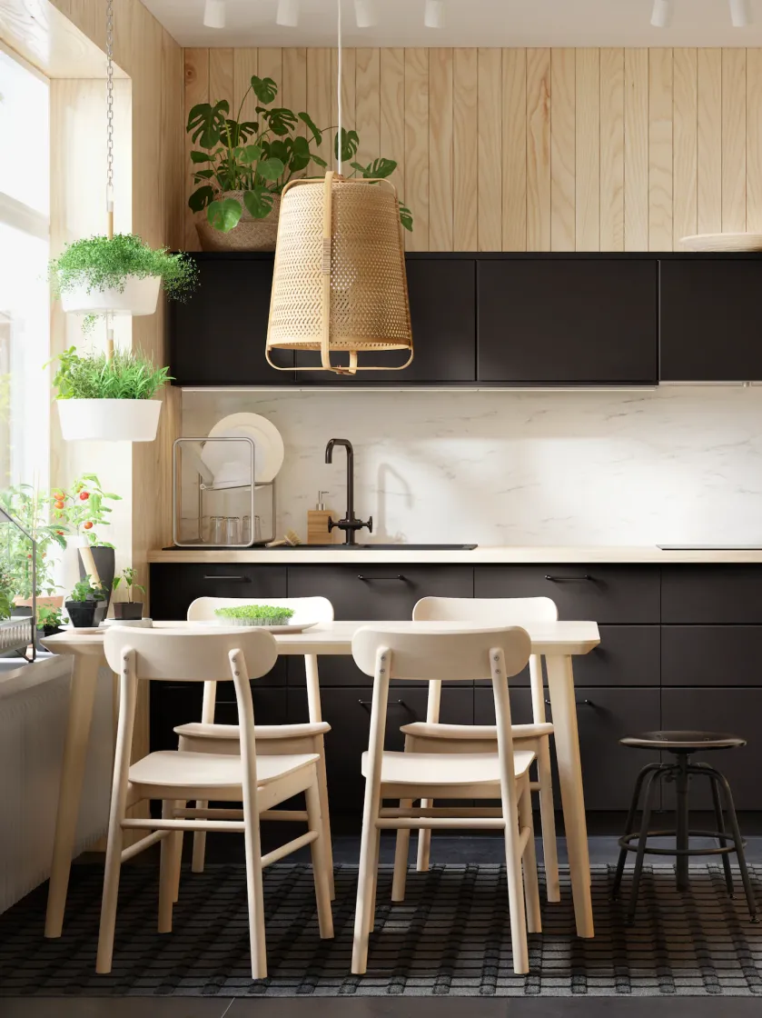 czarna kuchnia z drewnem