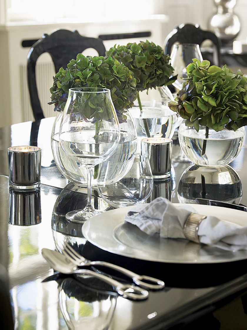 Latem obiady gospodarze podają na tarasie. Zawsze na stole jest piękna zastawa