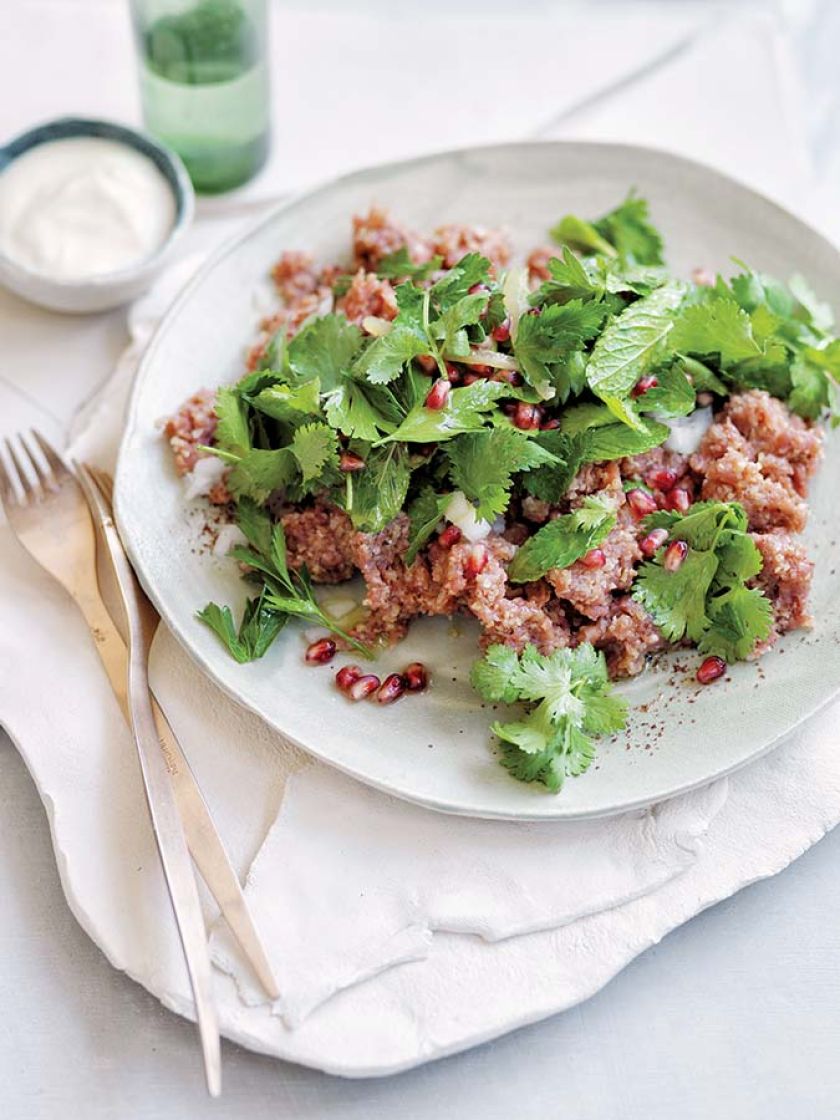 Libański tatar z sałatką z ziół i owocem granatu