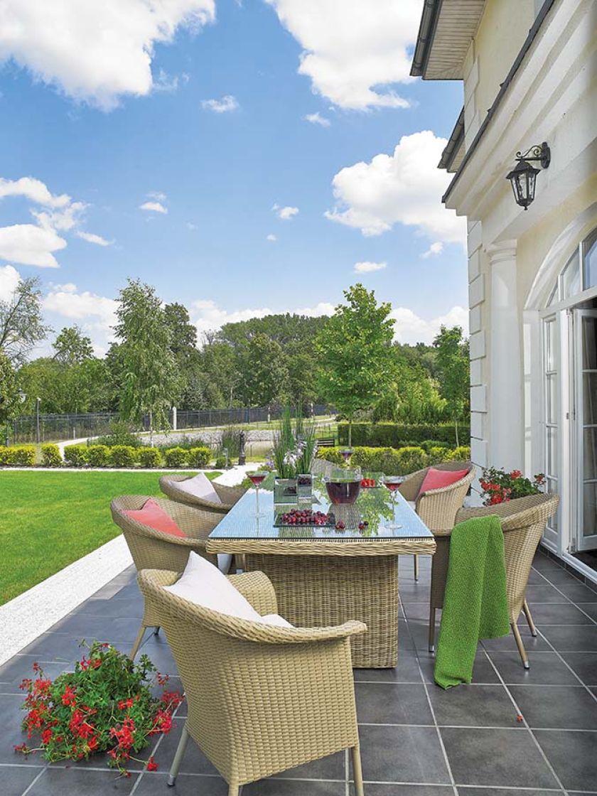 lniane poduszki są z Nap, zielony koc to House More. pelargonie właściciele kupili w