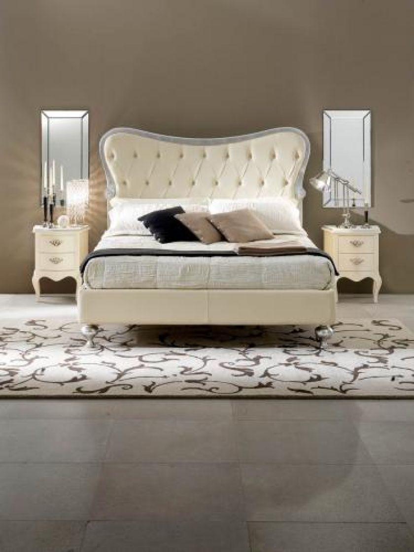 Łóżko Hermes na chromowanych toczonych nogach. CANTORI