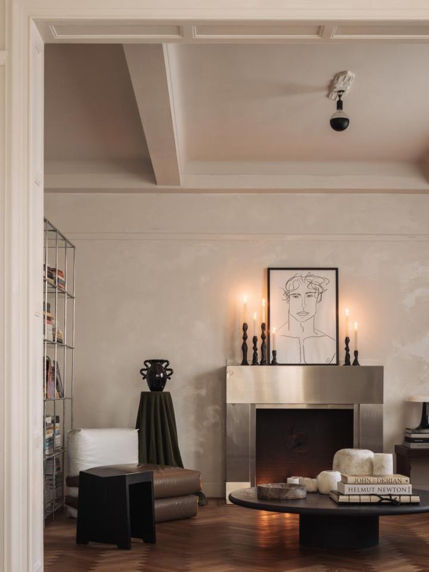 przytulny salon z kominkiem