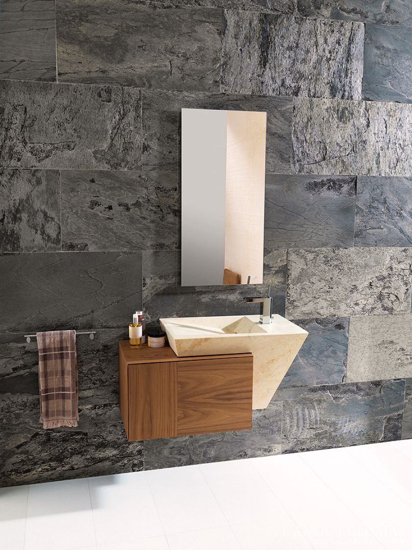 Na kamiennej umywalce bateria z serii Lounge z fabryki Noken w Hiszpanii. Projekt Simone Michelli. Cena – 6884 zł, anicar