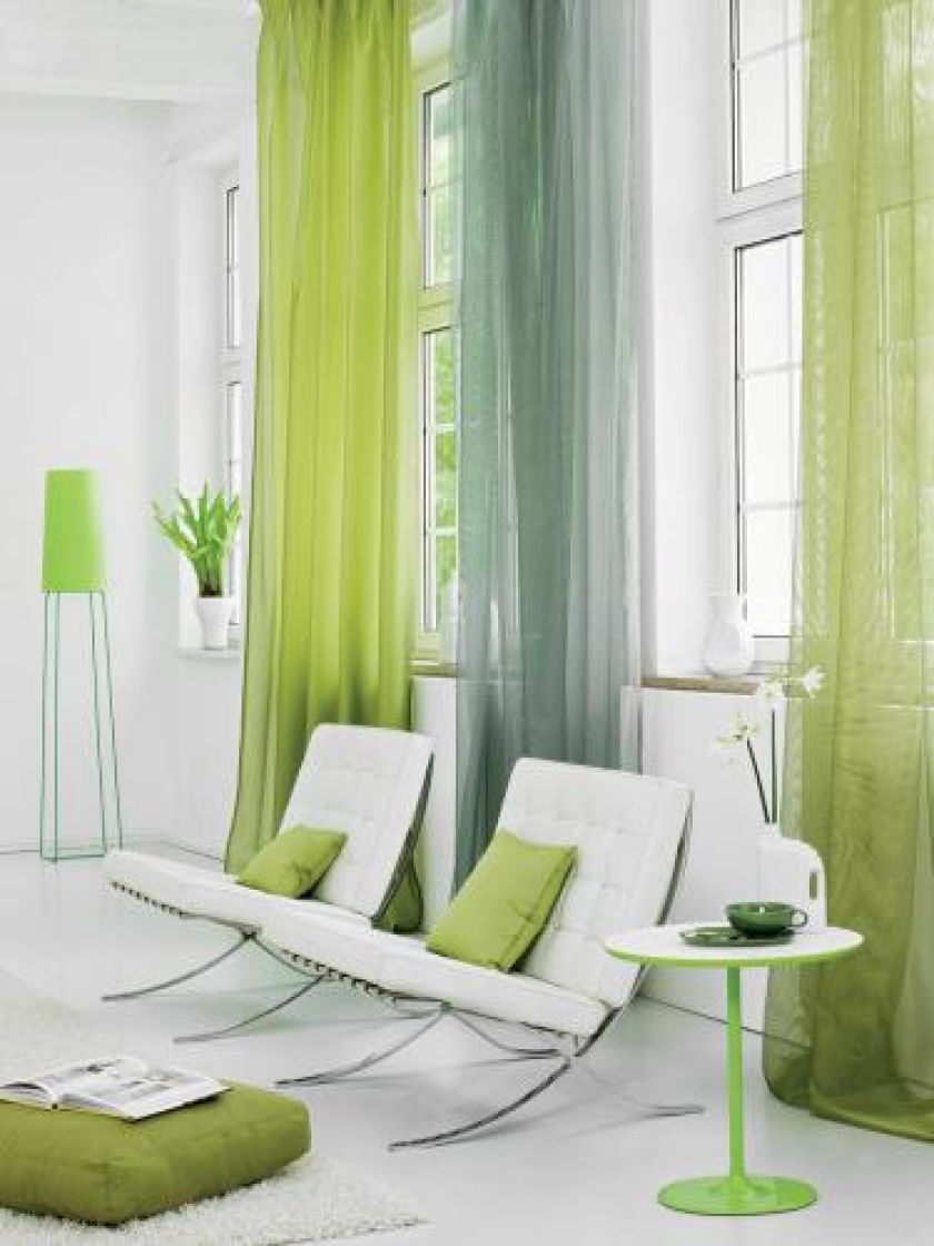 Na oknach subtelne firanki z tkaniny Akira w cenie 191 zł. Seledynowy materiał na poduszki - 308 zł/m.b. DEKOMA