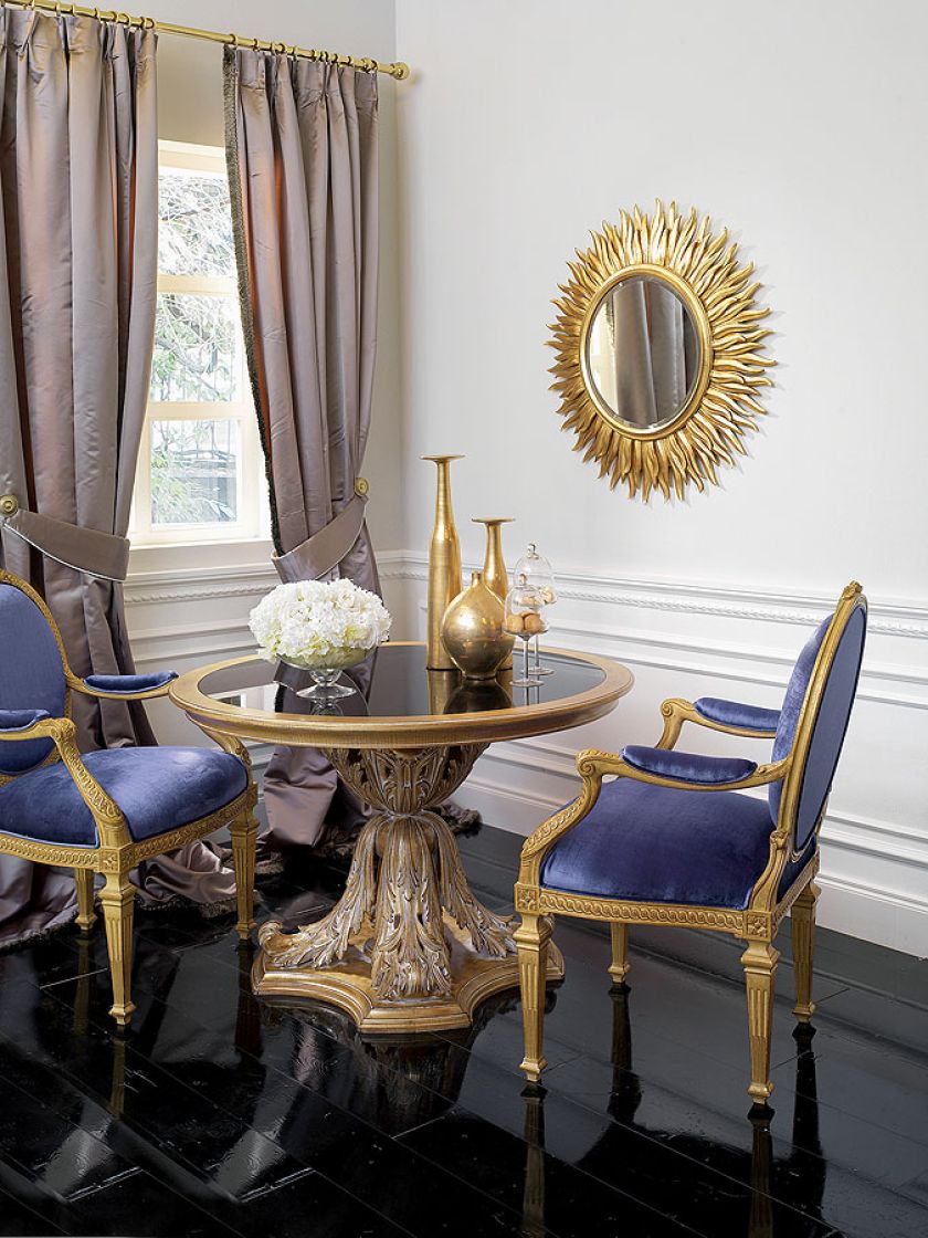 Okrągły stolik ze stopą rzeźbioną w liście akantu.