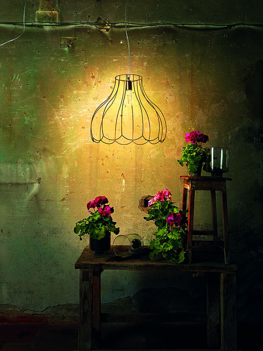 LUCILLA, abażur z metalowych drutów o rdzewnym wykończeniu, wprowadzi w ogrodzie i na tarasie nostalgiczną