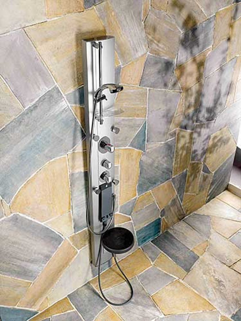 Panel prysznicowy z... siedziskiem ? dla tych, którzy łatwo się męczą. Może być zamontowany na ścianie lub w narożniku.