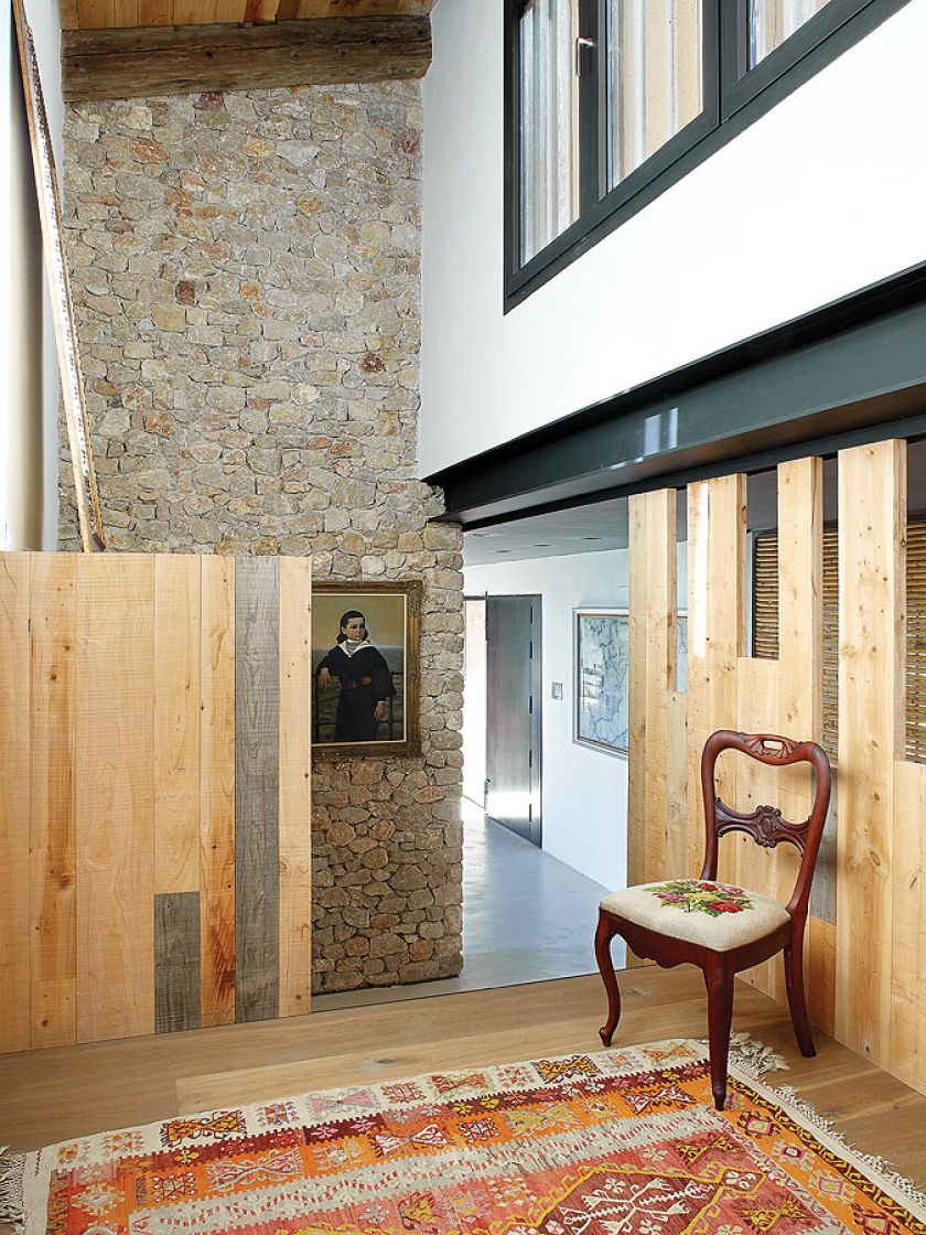 Połączenie elementów boazeryjnych z kamieniem daje bardzo ciekawy efekt.