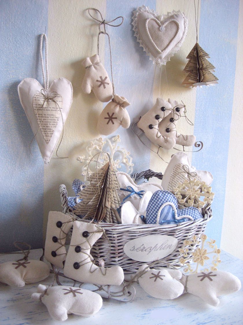 Powstały z rzeczy do wyrzucenia . Łyżwy ze starego lnu, sznurka i tapicerów mosiężnych. Serca w kratkę są ze starej