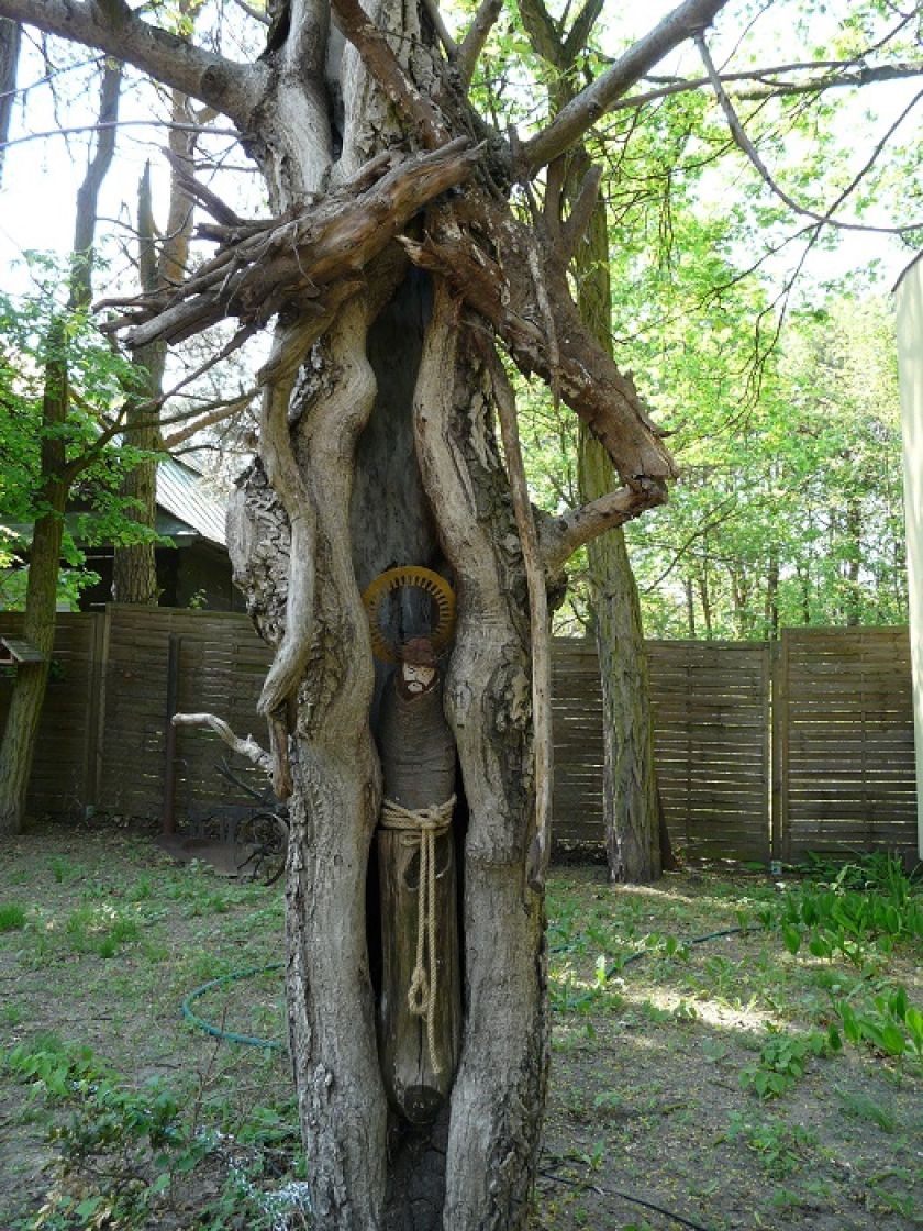 Praca wykonana ze starodrzewu, pomalowana farbami akrylowymi. Technika ta pozwala na użytkowanie ich wewnątrz jak