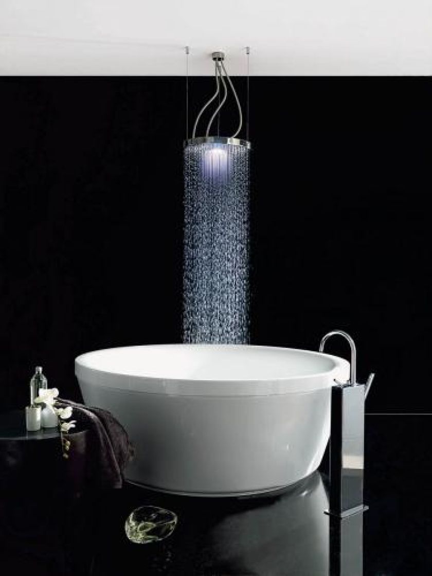Praktyczne rozwiązanie - wanna i prysznic w jednym. Podświetlany strumień wody ukoi nerwy. ZUCHETTI